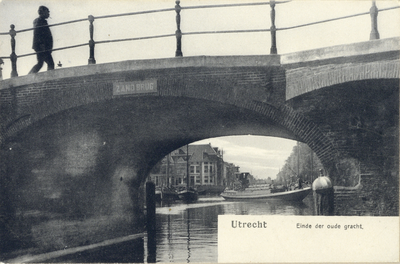 1195 Gezicht op de Zandbrug over de Oudegracht te Utrecht uit het zuidoosten met op de achtergrond enkele huizen aan de ...